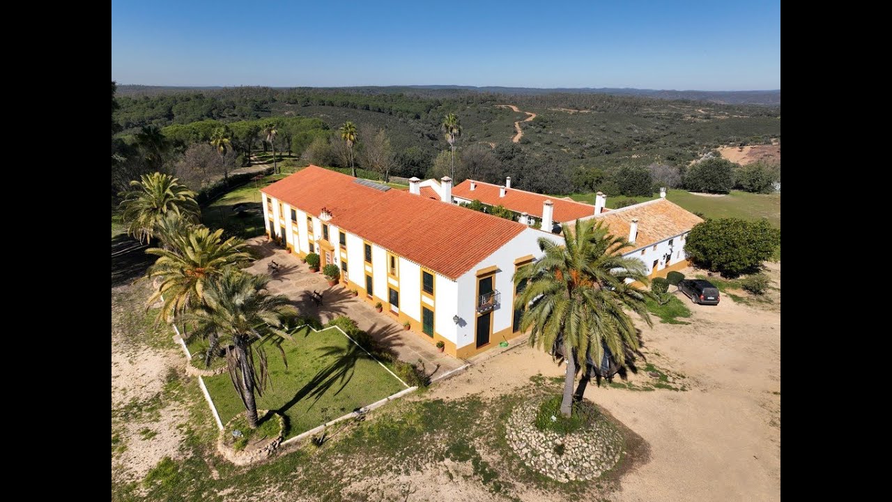 Coto de caza mayor de 1.500 has. entre Sevilla (50’) y Huelva (30’), muy cerca de Portugal 