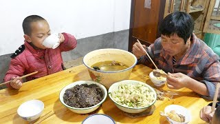 农村媳妇炖鸭肉，婆婆养的土鸭，鸭腿好大，猛吃猛吃太爽了