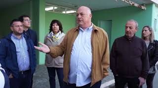 Αχιλλέας Μπέος: αυτοψία στους χώρους του σχολείου, συνοδευόμενος από τους αρμόδιους αντιδημάρχους