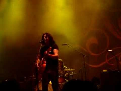 Assista a The Raconteurs - Yellow Sun no YouTube