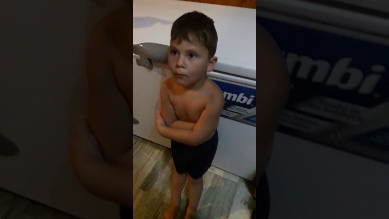 Se pone mal porque papa noel le trajo carbon