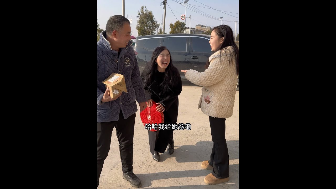 今天婆婆的变装成功吗？我觉得我给她化的妆还可以吧…嘿嘿 