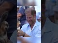 बकरी कूद गई ब्रिटेन के प्रिंस हैरी के ऊपर [Scotty`s Summer Festival: Prince Harry's Goat Yoga Class]