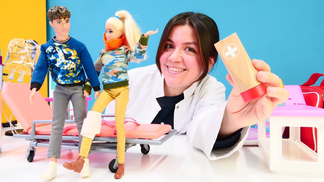 İrem ile Barbie videoları. Olamaaaaz! Barbie perde asarken sakatlanıyor. Doktor oyunu