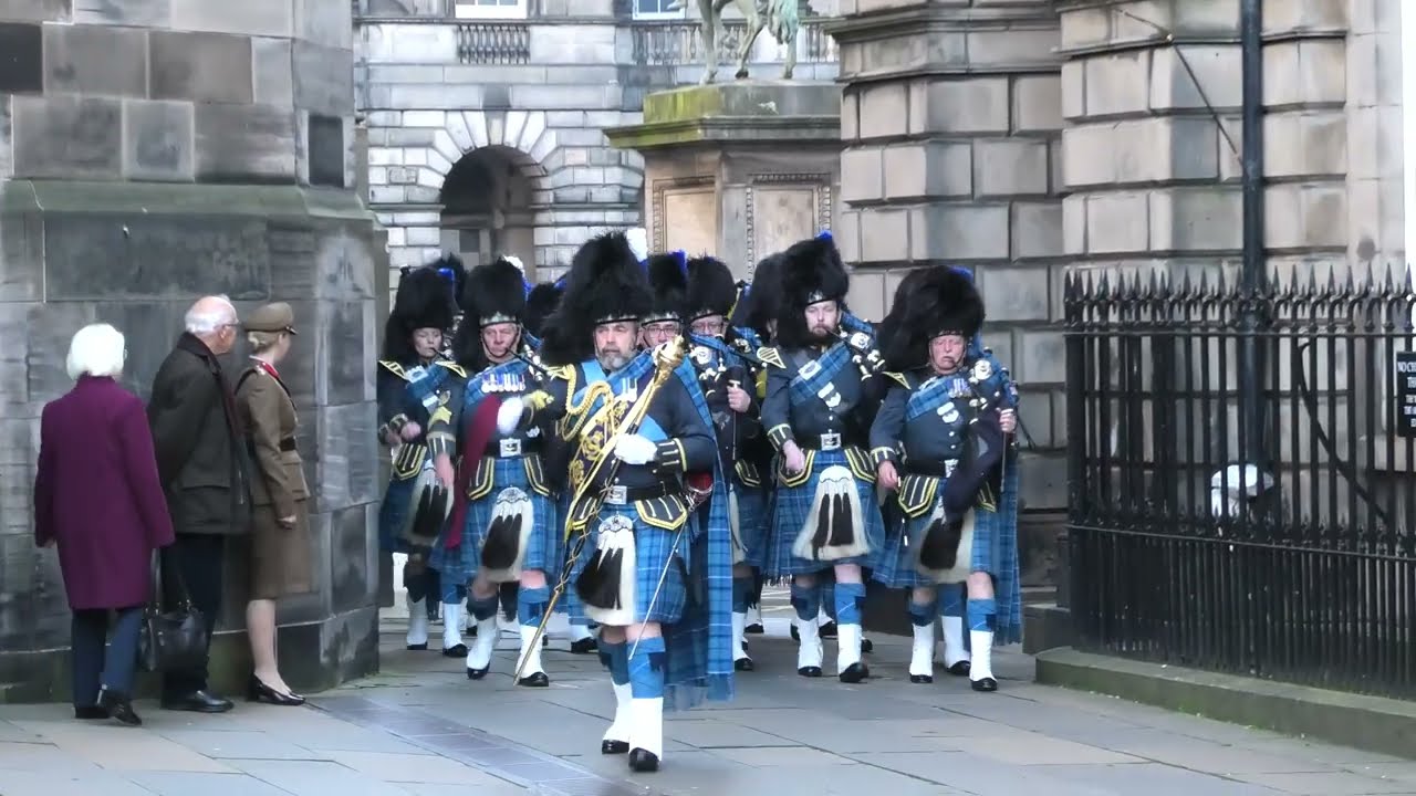 The RAF Pipes & Drums - Edinburgh Royal Mile