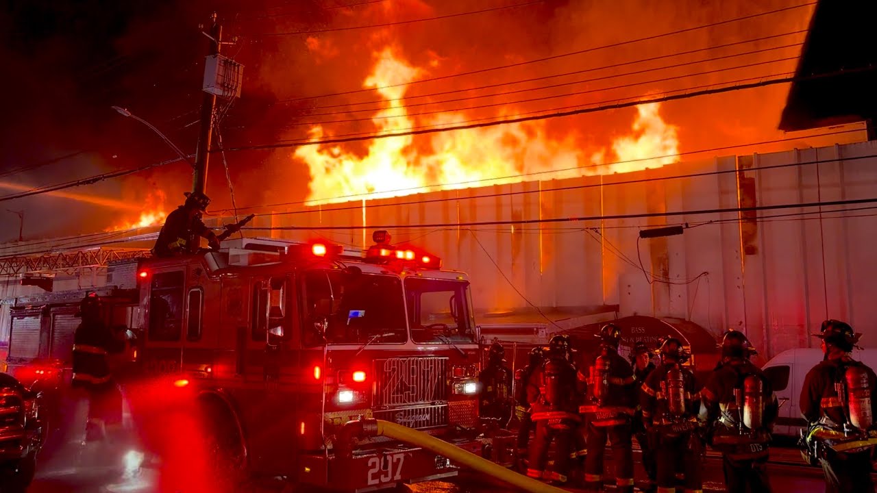 🌟 MAJOR FIRE 🌟 FDNY Queens 5th Alarm Box 4553 Heavy Fire Throughout ...