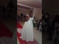 Noiva cantando no casamento o convidado