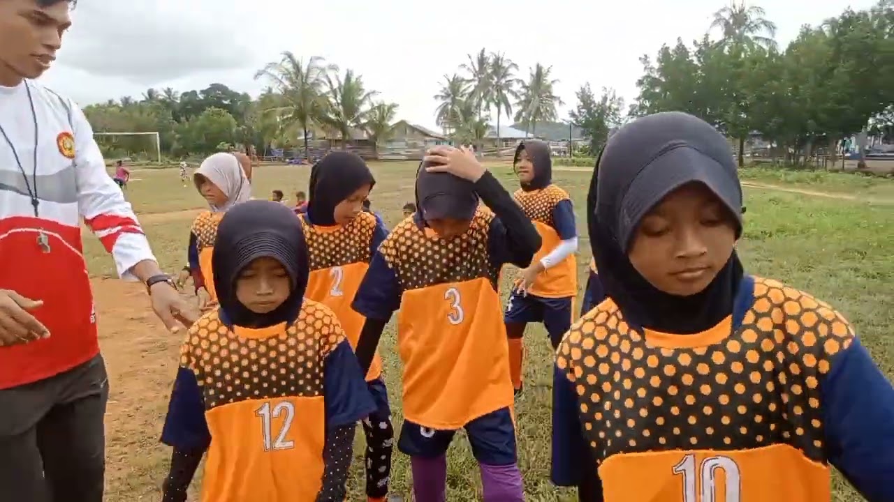 Permainan Futsal Putri (Persahabatan antara SD Negeri 019 Moro dengan SD Negeri 018 Moro)