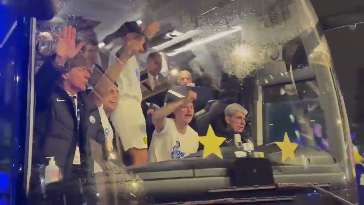 SCUDETTO INTER, la squadra in pullman: Barella e Lautaro scatenati