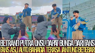 WOW‼️BETRAND PUTRA ONSU GETS A FLOWER BOUQUET FROM FANS, FANS ARE INSTANTLY OVERJOYED, HEART-POUN...