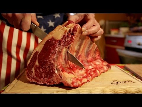Um das Rückenstück besonders zart zu bekommen, legt Marc das Fleisch für zehn Stunden in den Smoker.. 