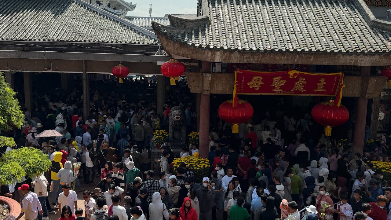 Miếu bà ngay lúc này vỡ trận ngày mùng 5 tết hàng ngàn người kéo về xin lộc 