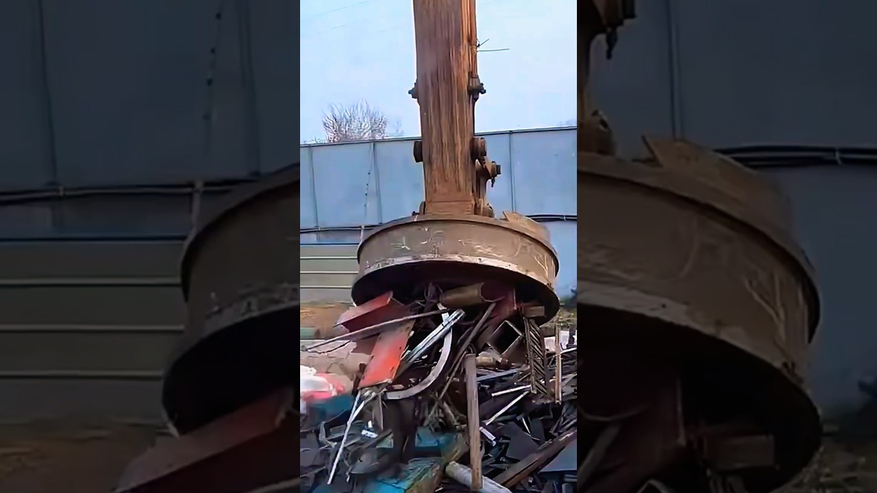 Watch an Excavator Use a High-Frequency Magnetic Gripper to Lift Scrap Steel Like a Pro!