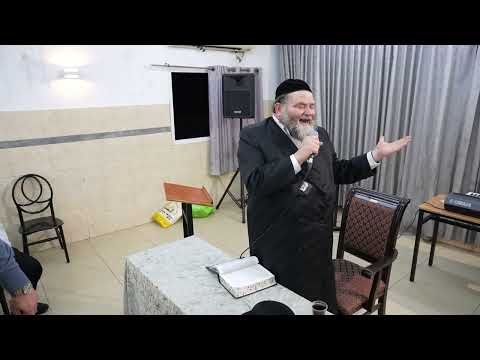 ר' מיכאל שטרייכר בשירת 'מה טובו' בקומזיץ בישיבה בברכפלד