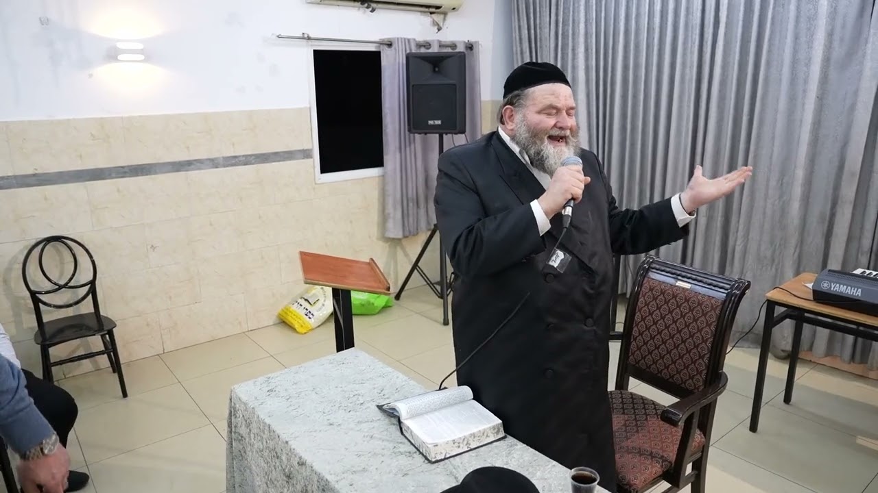 ר' מיכאל שטרייכר בשירת 'מה טובו' בקומזיץ בישיבה בברכפלד