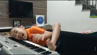 Мальчик с ума сошел играет на пианино сумасшедший палец 2