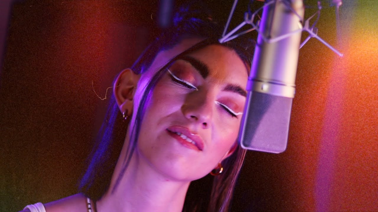 Guarda Cellar Kid & Lena Sue - Put Me First (Official Video) su YouTube Guarda Cellar Kid & Lena Sue - Put Me First (Official Video) su YouTube