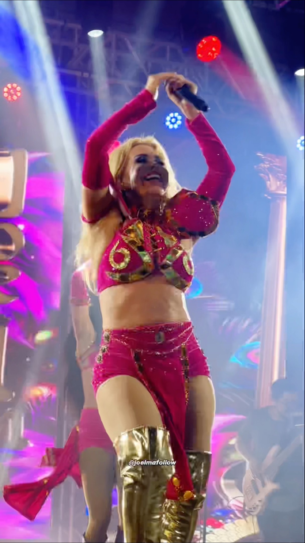 Joelma agitando a galera