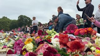Mourners lay flowers at Norway palace following King Haralds death | AFP