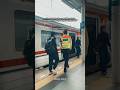 Bapak satpam bantu penumpang tunanetra ❤️🥺 #melayanisepenuhhati #kai #keretaapi #stasiunjatinegara