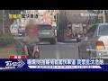 嚇爛! 她推輪椅翁闖快車道 玩命走法挨轟太誇張 ｜TVBS新聞 @TVBSNEWS01