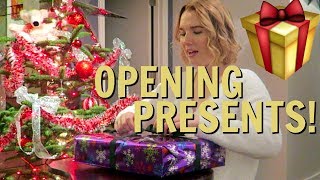 SHOPPING FOR GIFTS + OPENING CHRISTMAS PRESENTS! VLOGMAS DAY 17