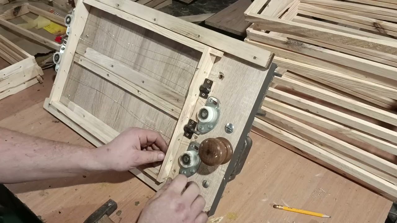 Натяжка дріту на бджолиних рамках.