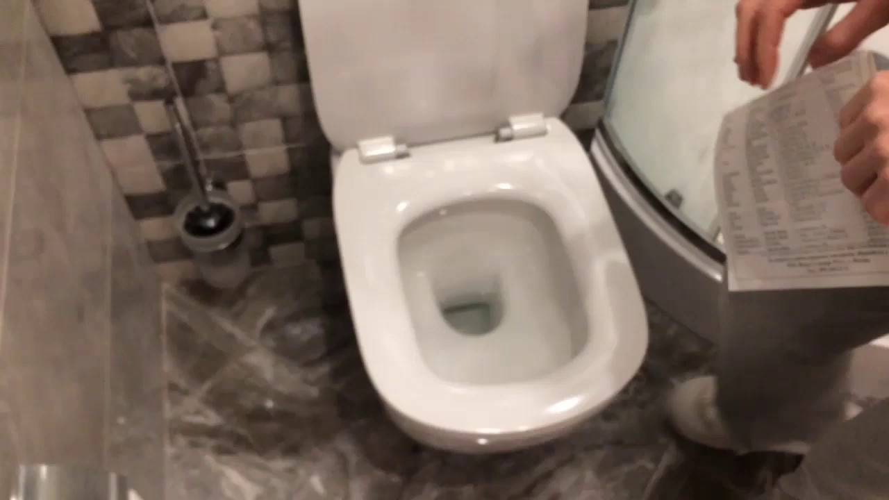 Подвесной унитаз Ideal Standart Tesi. Желтая полоса с передней части унитаза.