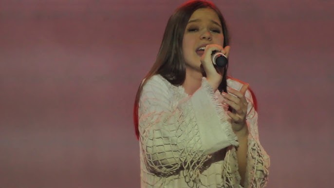 Юбка мен шұлық киген сексуалды студенттер