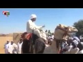 شاعر سوداني يلقي الشعر من على ناقته