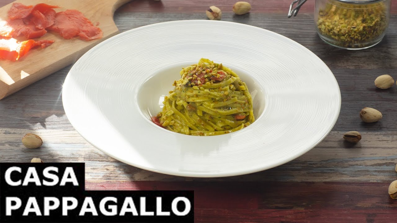 Pasta con pesto di pistacchi e salmone