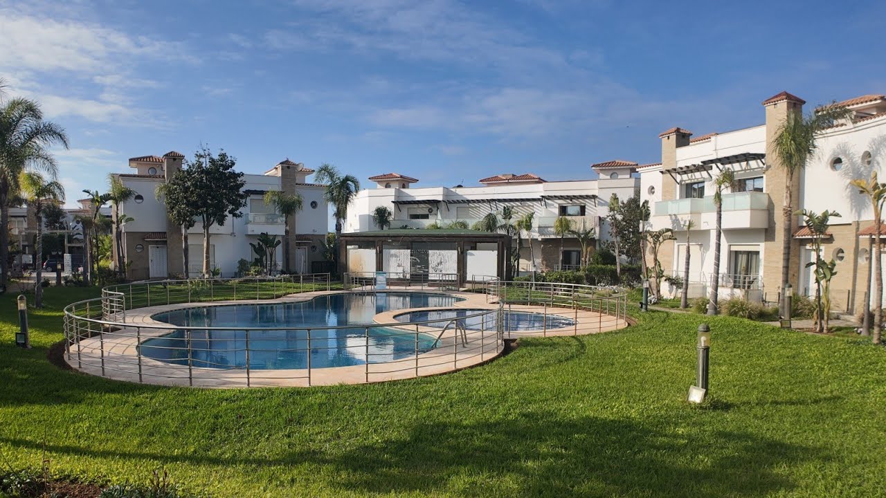 فيلا للبيع غاية في الجمال 😍  إقامة محروسة ⭐ مسابح+ قاعة الرياضة+ ملعب ⚽ تلات طوابق فينسيو ممتازة 💯