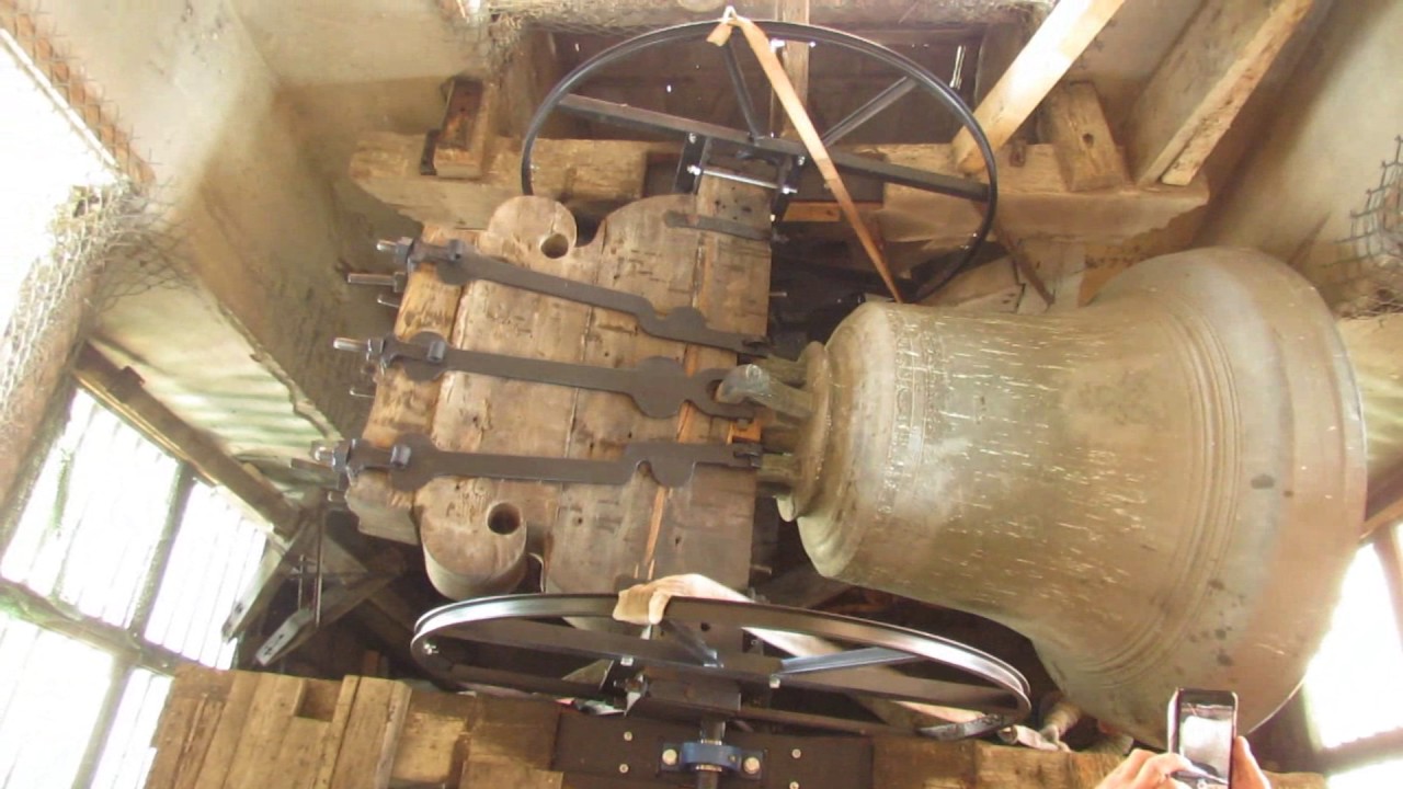 TATA (H) - A Szent Kereszt templom nagyharangja felülről / Die Große Glocke der Kreuzkirche (2017)