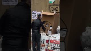 Pillado in fraganti – trash art, urban art clip, street art video Barcelona – street art video Barcelona