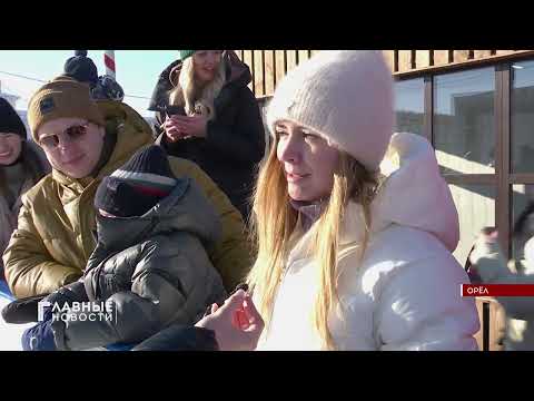 На катке в центре Орла всех желающих учили владеть клюшкой.