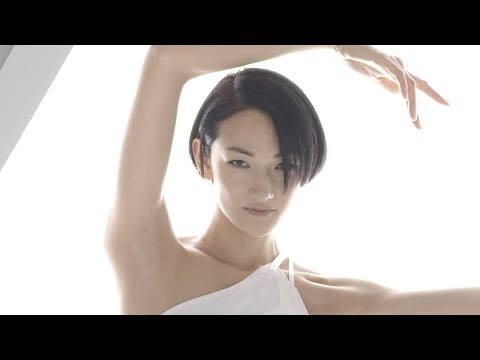 冨永愛、抜群のボディライン&美背中を披露 輝き続けるために大切なことを語る 『ザ・ギンザ(THE GINZA)』CM&メイキング