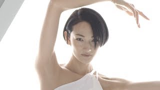 冨永愛、抜群のボディライン＆美背中を披露　輝き続けるために大切なことを語る　『ザ・ギンザ（THE GINZA）』CM＆メイキング