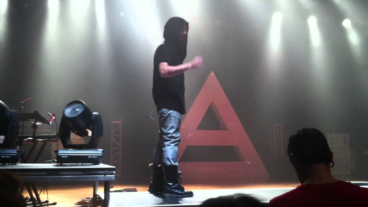 30 Seconds to Mars - Tomo dances in Highland like a crazy Mofo!