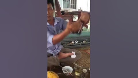 Hướng dẫn khui bia bằng đũa và cái kết bất ngờ