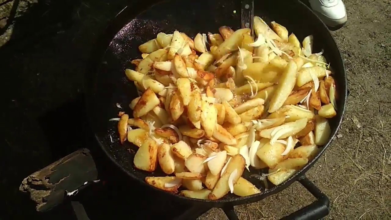 Жареная картошка на воде на сковороде. Жареная картошка. Жареная картошка на костре. Жареная картошка на сковороде. Картофель на сковороде.