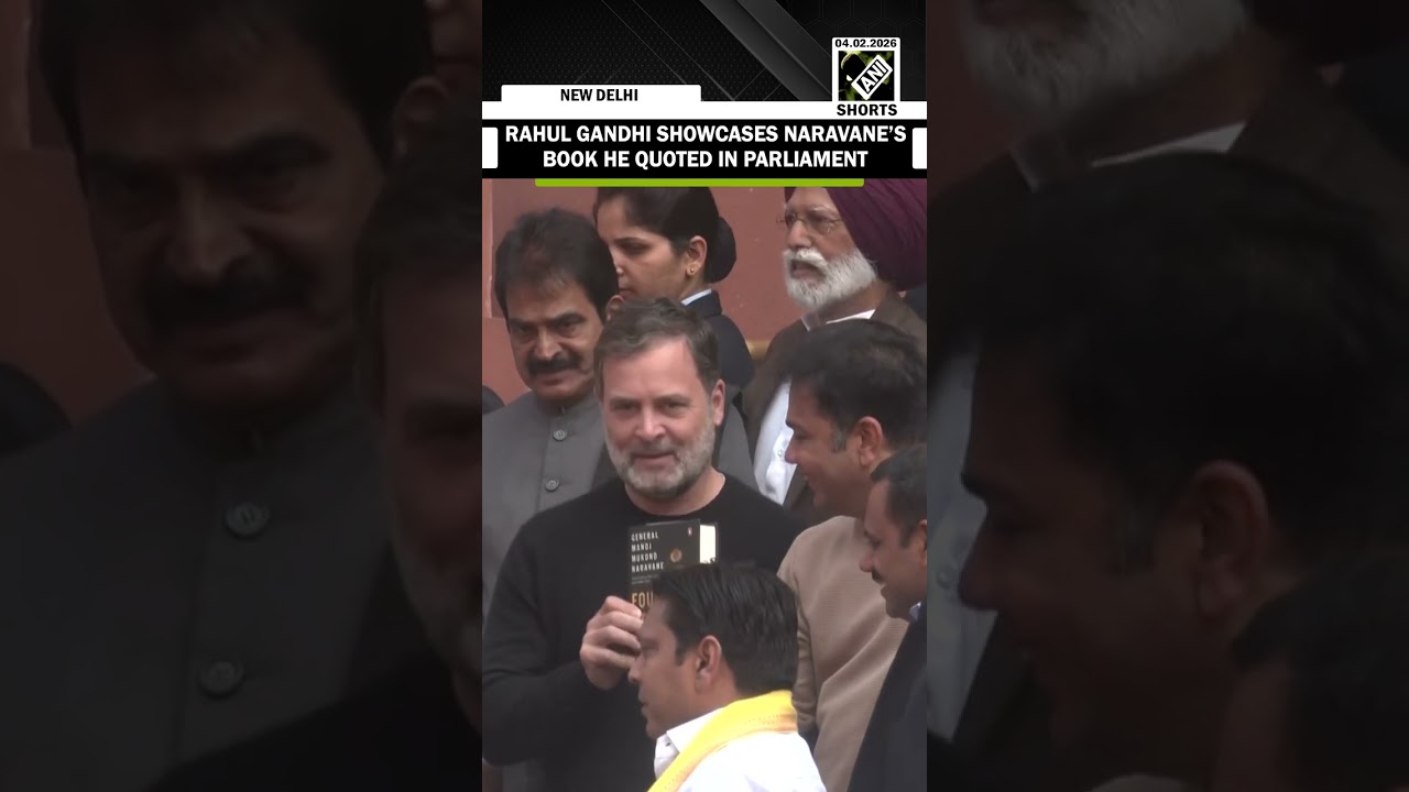 Лидер оппозиции Рахул Ганди демонстрирует книгу Нараване, которую он цитировал в парламенте.