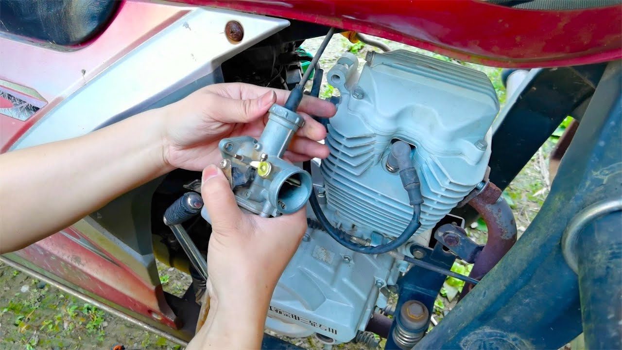 老爸摩托车漏油无法启动 拆开化油器一目了然 动动手问题解决 Youtube