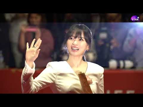 천우희·유태오, &amp;#39;팬하나하나 챙기는 4차원 <strong>손키스</strong>&amp;#39; 부산국제영화제 레드카펫
