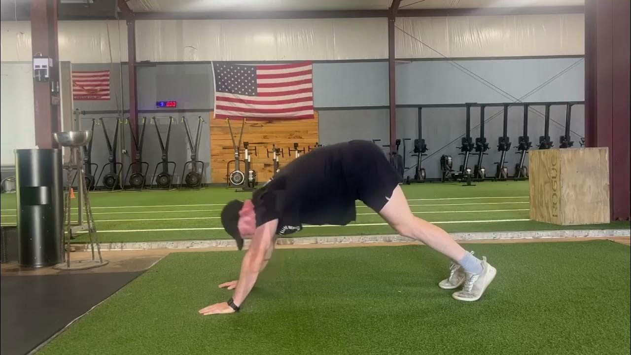 Yalangoch qiz push-up qiladi Yalangoch qiz push-up qiladi