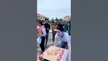 Các chú bộ đội trao những phần quà ý nghĩa cho bà con #bodoivietnam #bodoicuho #quandoivietnam