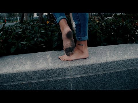 Fuluan's feet sweat easily and become very black after walking barefoot for a while