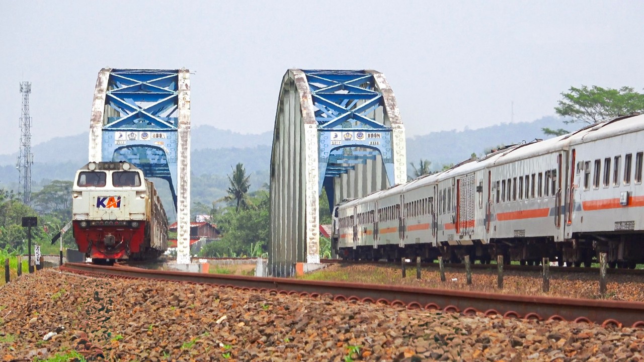 KERETA API PANJANG‼️ MENEMUKAN 14 MOMEN KERETA API BERPAPASAN DI JALUR GANDA