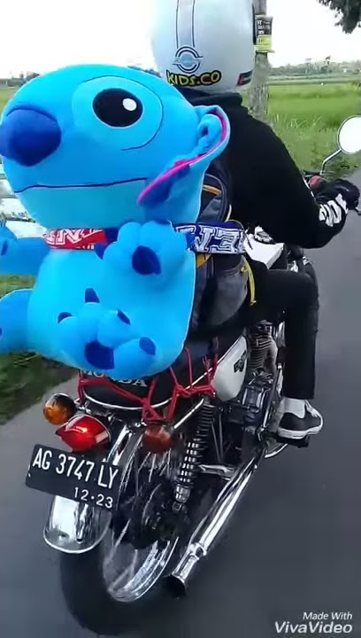 Demi sang pacar anak CB ini rela menggendong boneka buat pacarnya