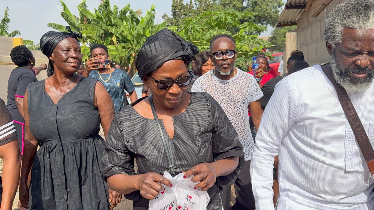 Очень грустно 😭💔 Семья папы Лумбы приветствует Акосуа Серваа во дворце Паркосо. Акосуа Серваа под...