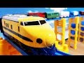 プラレール 新幹線 922系ドクターイエローT3編成に桃太郎や金太郎の中間車や貨車を連結して長い踏切やレンガのトンネルを通るよ 英語で色を覚えよう じこはおこるさ hifumitoy